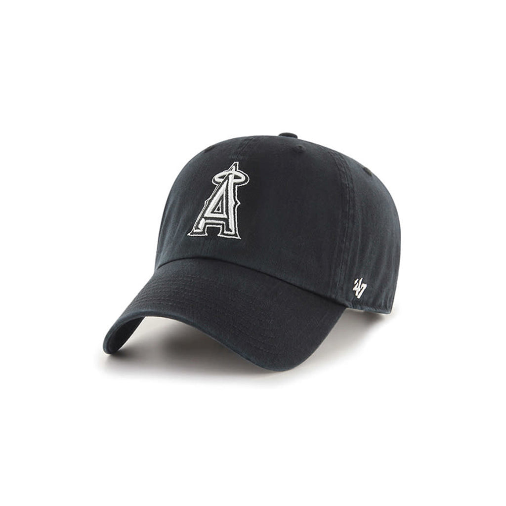 Black baseball cap with a logo on a white background
